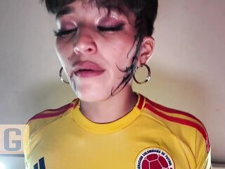Voy a ver el partido y Encuentro a mi novia follando con otra chica y termino llenándola de goo