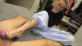 Dalila fa un footjob al suo fratellastro - Dalila gives her step-brother a footjob