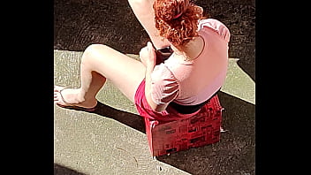 Ruivinha gostosa tomando um sol