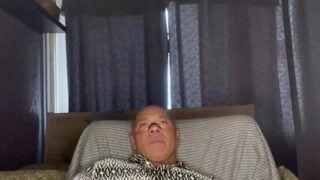 Onbesneden beer Randy Jones in een stomende solo-sessie, handjob en diep anaalspel tot hij klaarkomt