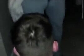 Cô gái trẻ nghiệp dư bị một người đàn ông cơ bắp lớn tuổi hơn quan hệ tình dục không dùng bao cao su với dương vật to trong một cuộc gặp gỡ tình một đêm.