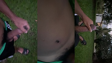 socando uma punheta com meu pauzao no parque