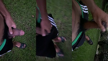 socando uma punheta com meu pauzao no parque