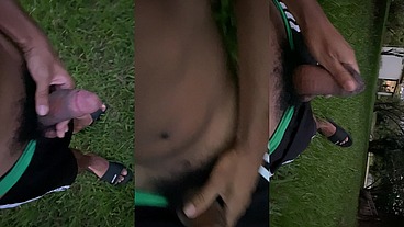 socando uma punheta com meu pauzao no parque