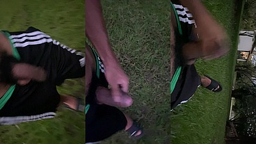 socando uma punheta com meu pauzao no parque