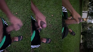 socando uma punheta com meu pauzao no parque