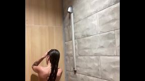 J&rsquo_enl&egrave_ve mon bikini sous la douche &agrave_ la piscine