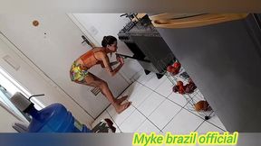 minha amiga bea veio a minha casa para fazer o almoco, ela ficou me provocando usando um short curtinho, nao resisti e comi o cuzinho apertado com forca- completo no red e no sheer