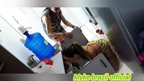 minha amiga bea veio a minha casa para fazer o almoco, ela ficou me provocando usando um short curtinho, nao resisti e comi o cuzinho apertado com forca- completo no red e no sheer