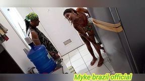 minha amiga bea veio a minha casa para fazer o almoco, ela ficou me provocando usando um short curtinho, nao resisti e comi o cuzinho apertado com forca- completo no red e no sheer