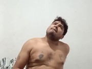 Gordo bello baila en tanga y después se da placer