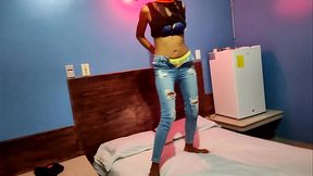 STEPSISTERS STRUGGLE TO HAVE SEX WITH THE CITY'_S MALE ROOSTER CLAUDIO! THE BRUNETTE SEDUCES HIM BY DANCING SEXY IN BED, BUT THE WHITE GOES FASTER AND FUCKS HIM WHILE HE'_S PREPARING TO WASH THE CLOTHES AT WORK.