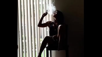 linda mulher fuma charuto (woman smoke cigar)