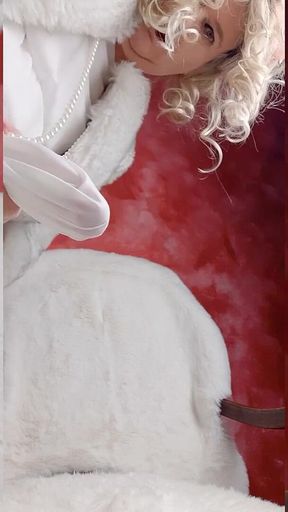 Transfurbitch Enjoys Gorgeous Cumshots in Foxfur