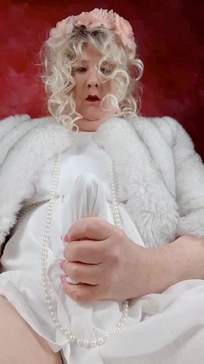 Transfurbitch Enjoys Gorgeous Cumshots in Foxfur