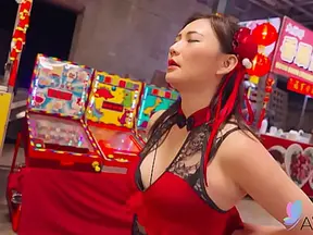 Chinese girl Mio fucked in a night market.