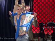 Hang Nicky, rip his clothes off