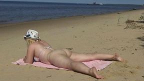 Acquaintance a MILF-beach Blowjob