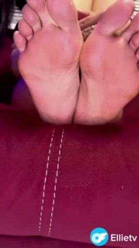 daddy do u want to cum all over my feet?