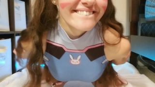 D.Va Cosplayerin penetriert sich doppelt mit Spielzeug