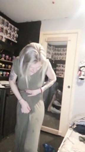 LITTLE STRIP TEASE MILF OF 5 PETITE GODDESS