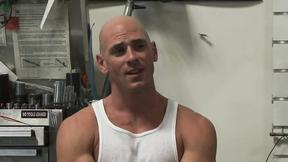 ”Christy Mack Is Checking Up On His Piston”