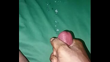 Pau preto jorrando bastante leite antes de ir ao trabalho