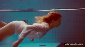 ”Charming Melissa plays underwater”