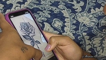 Dy Anna paga tatuagem com xerecard em Praia Grande, Alemão tatuador