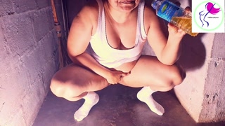 තමන්ගේ චූ බිපුවාම මෝල් වෙනවා කියලා ලොකු චූ පාරක් දාලා බිවා.asian girl fun,nice ass,pussy ,pissing...