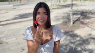 POV Tu novia tímida acepta reto caliente en público, follan y casi los pillan