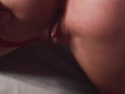 Belle-sœur attend son Beau-frère sur son lit pendant que les parents sont pas la!