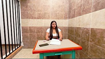 Traviesa estudiante de culo grande d&aacute_ndole una mamada al profesor de qu&iacute_mica en el sal&oacute_n de clase