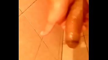 Masturb&aacute_ndose en el ba&ntilde_o
