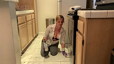 Stepmom is horny and stuck in the oven - Erin Electra