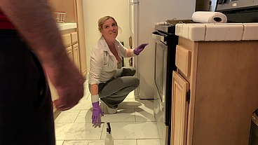 Stepmom is horny and stuck in the oven - Erin Electra