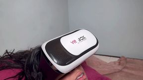 mamae e papai tao excitados pela entiada que esta tocando siririca enquanto assiste filme com seu oculos virtual pai e mae faz sexo encima dela