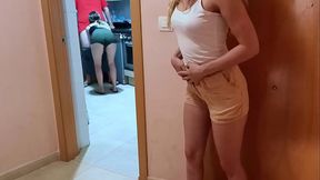 mi amiga folla duro con su padrastro en la cocina