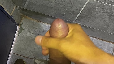 Punheta gostosa do corno no chuveiro