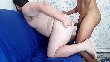 Artilheiro me comeu no sofá depois do jogo Parte 2 - pau grande, grosso e preto arrombou meu cuzinho na sala. Jogador de futebol gosta de bunda gorda