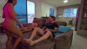 Eu estava louca de tes&atilde_o e meu marido chega com um amigo em casa , adivinha, dei para os dois!!