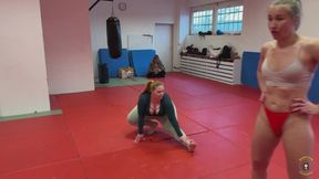 BBW Venus Destroys Dina Light in 34-Minute Cat-&-Mouse Squish Domination