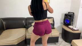 bailando con mi madrastra perreo para frotarle mi polla por su culo cuando su marido no esta en casa