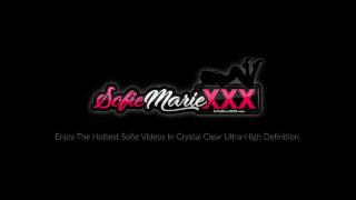 Wanita paruh baya seksi (MILF) Sofie Marie dan Ema dirogol habis-habisan dalam klip rumahan dengan vibrator.