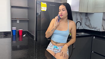 Chica cachonda pide a domiciliario que le reciba como parte de pago su gran co&ntilde_o y que se le corra adentro de ella.