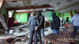 Wanita pirang seksi MILF berbokong besar dan berkacamata menjalani gangbang anal yang intens dan penetrasi gaya doggy.