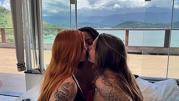 Só de ver esse beijinho já dá pra sentir a conexão desse trio... 😈🔥 A @fadinhamaju e a @damiana vieram do RJ pra aproveitar o carnaval de Angra... e a gente aproveitou cada segundo