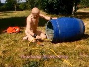 VOST engl - Cet inférieur soumis nu et chaste et le tonneau dans le jardin 1.