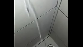 Gozando muito no banheiro