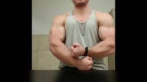 hotmuscles6t9 showing off huge muscles